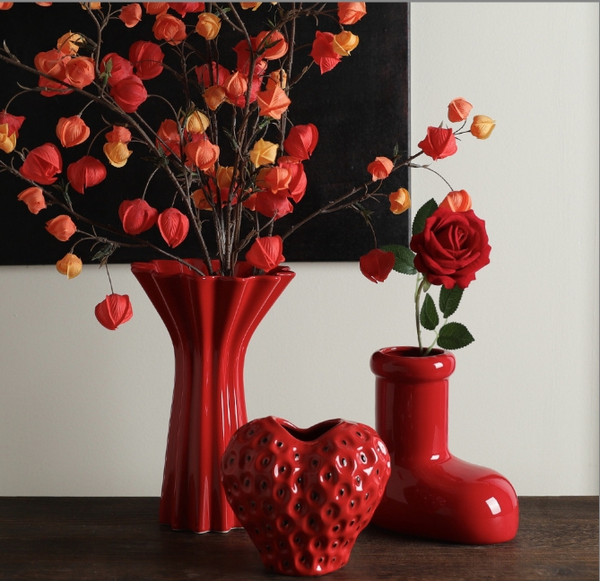 Elegant Red Ceramic Flower Vase – Timeless Home Décor Accent