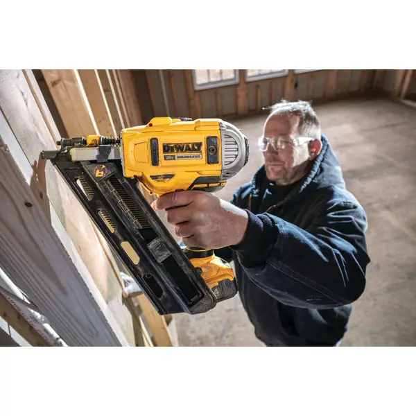 DEWALT 20V MAX* Cordless 30  Paper Collated Framing Nailer Kit