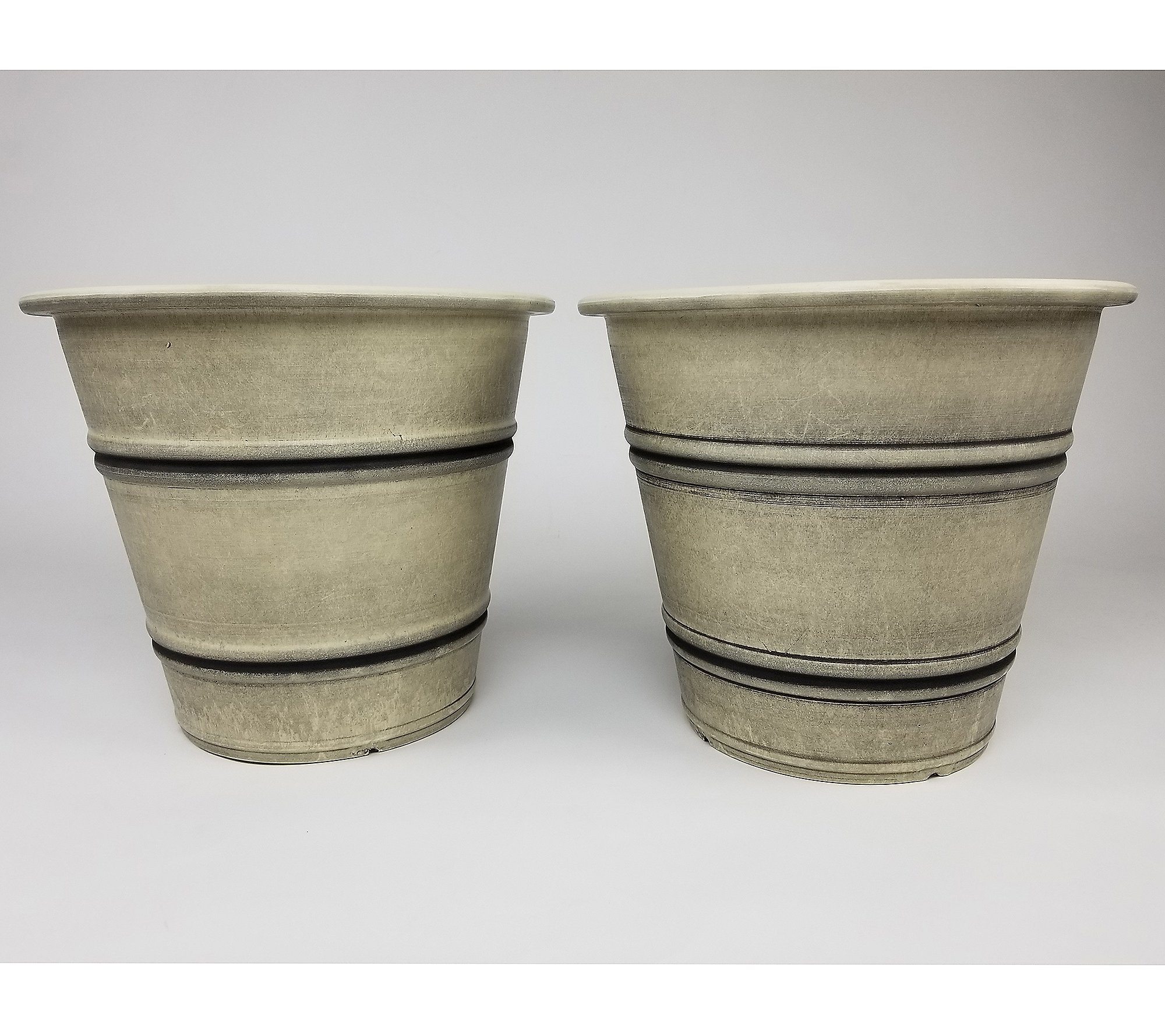 Round Planters Set of 2 Medium - Washed Sandsto ne