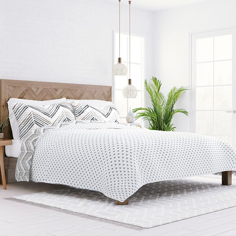 Home Collection All Season Diamond Chevron Reversible Quilt Set with Shams