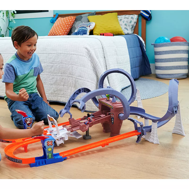 Mattel Hot Wheels Spider-Man and Black Panther Racerverse Web-Slinging Speedway Track Set