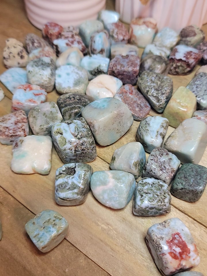 ONE LARIMAR TUMBLED STONE