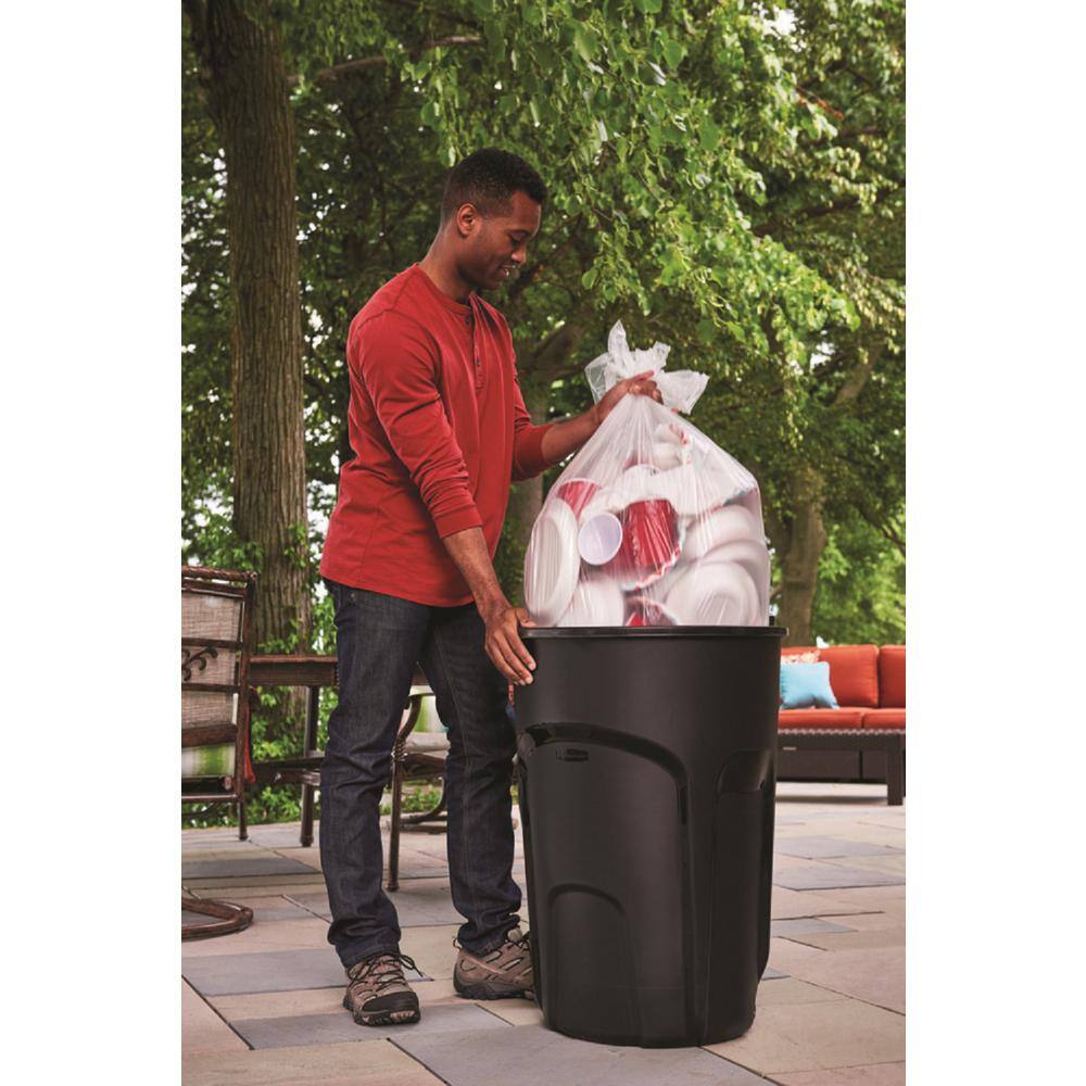 Rubbermaid Roughneck 32 Gal. Easy Out Wheeled Trash Can in Black with Lid 2012264