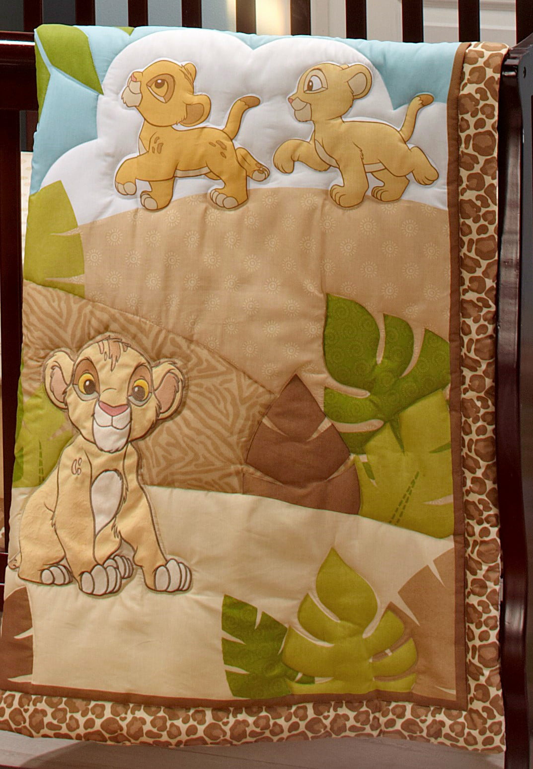 Disney Lion King Urban Jungle Piece 4-Piece Crib Bedding Set-Comforter， Sheet， Dust Ruffle， Wall Hanging， Unisex Nursery