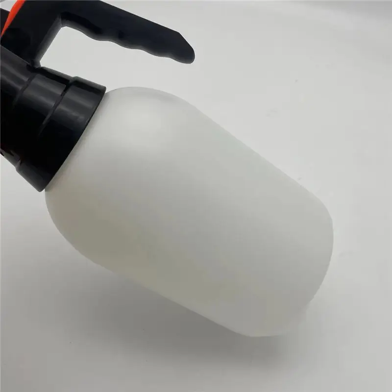 1.5L durable home and garden plastic watering spray bottle made entirely of plastic