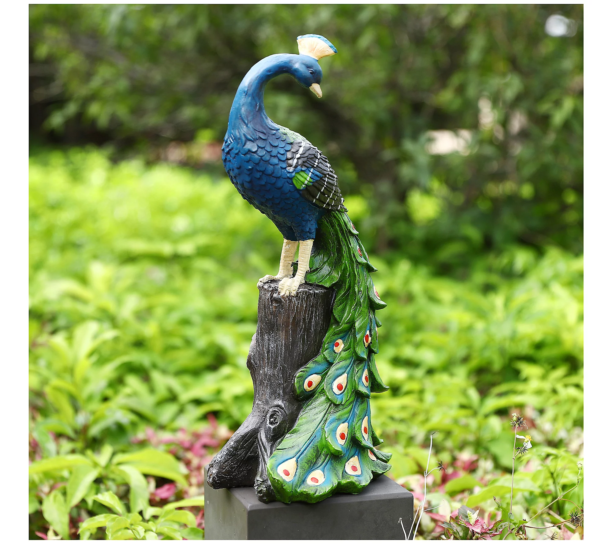 Techko Peaceful Peacock Statue with Solar Spotl ight