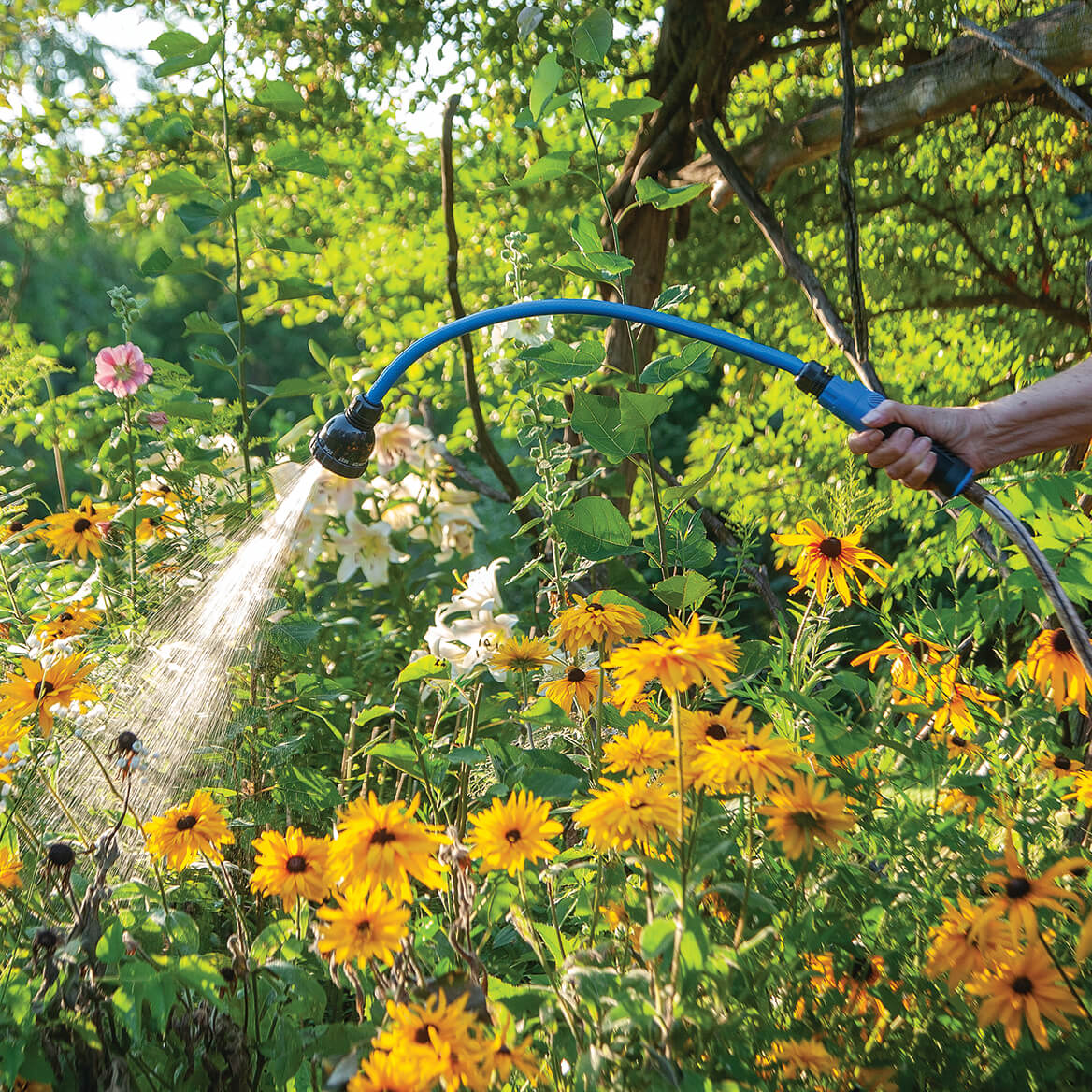 Flexible Watering Wand Sprinkler， Features 9 Different Spray Patterns， Made of Durable Plastic - Measures 29 1/2