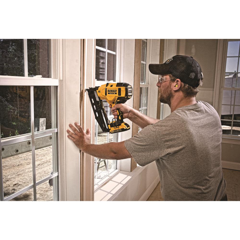 20 V MAX* 16 Gauge Angled Cordless Finish Nailer Kit ;