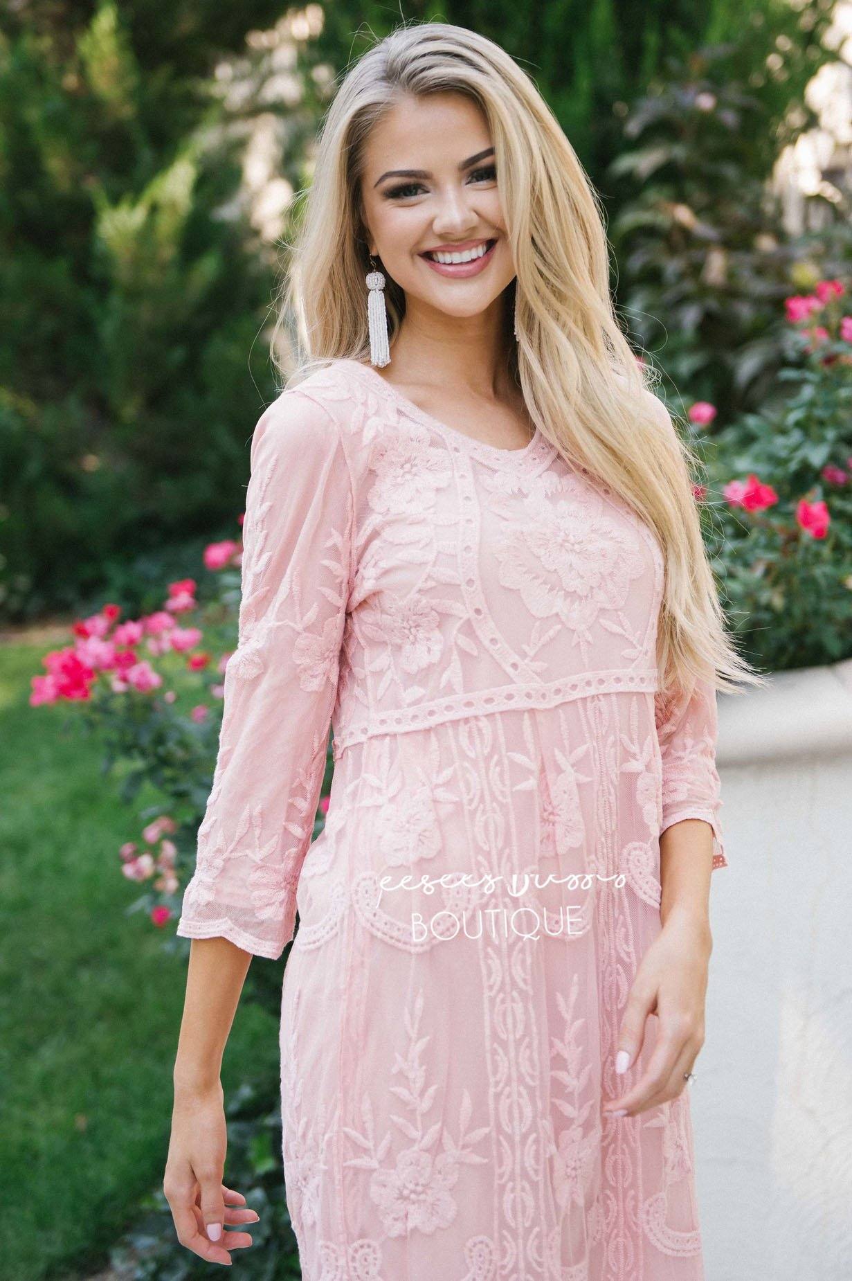 Day Dreamer Lace Dress in Dusty Mauve