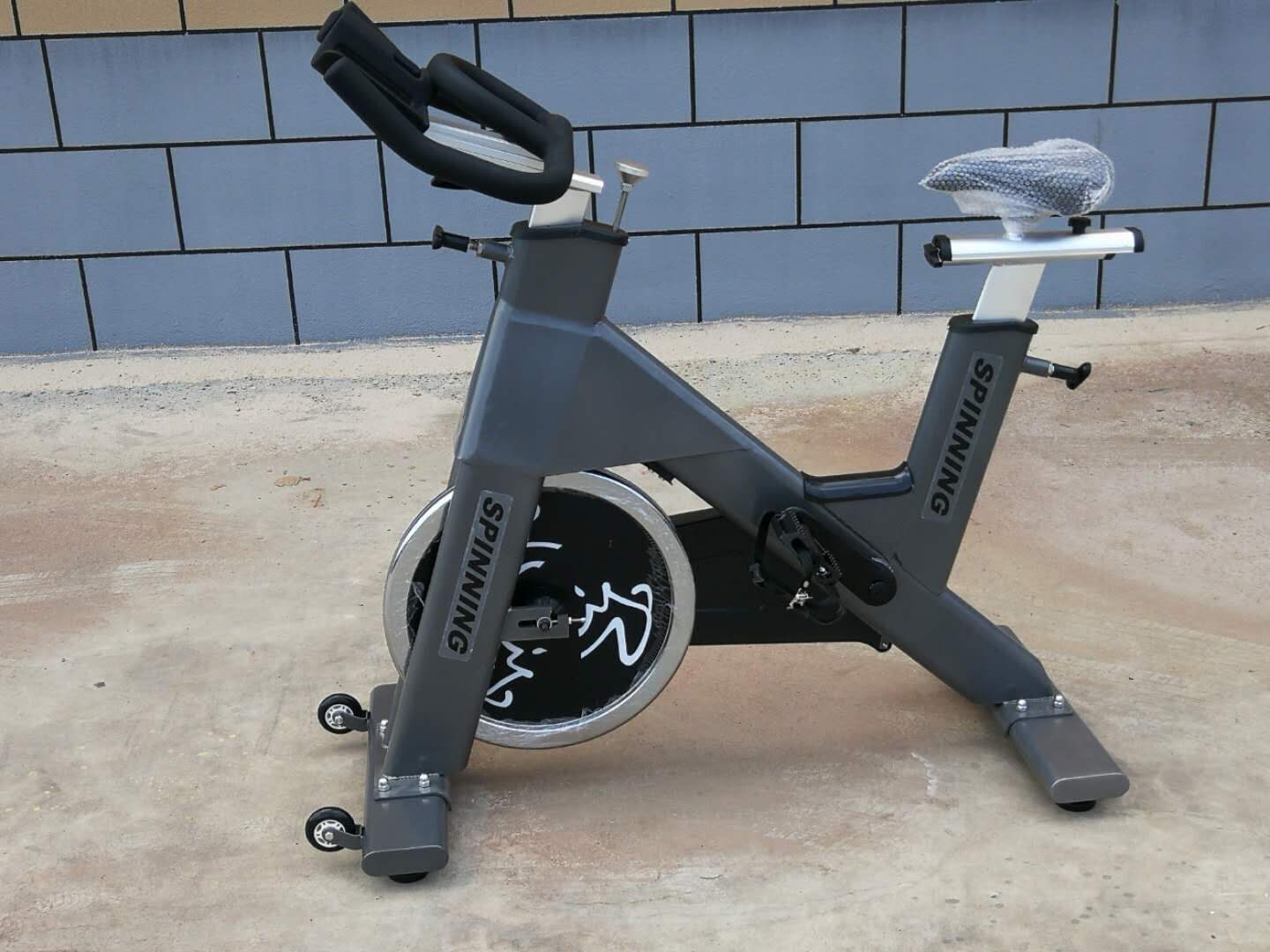 Factory Direct Commercial Body Building Exercise Spinning Bike Fitness