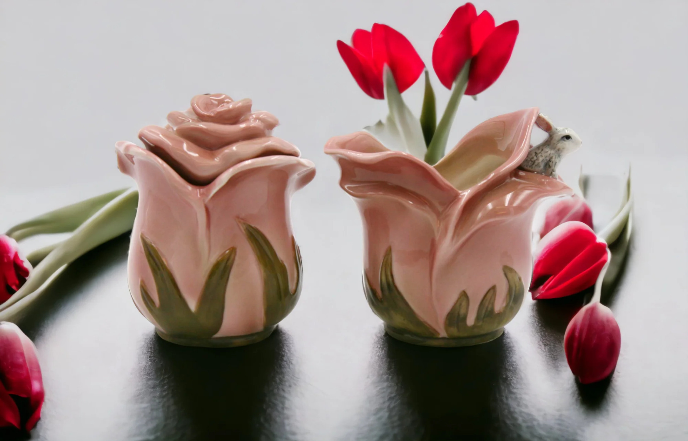 Springtime Bunnies: Rose Flowers with Bunny Rabbit Sugar and Creamer Set， Spring Decor