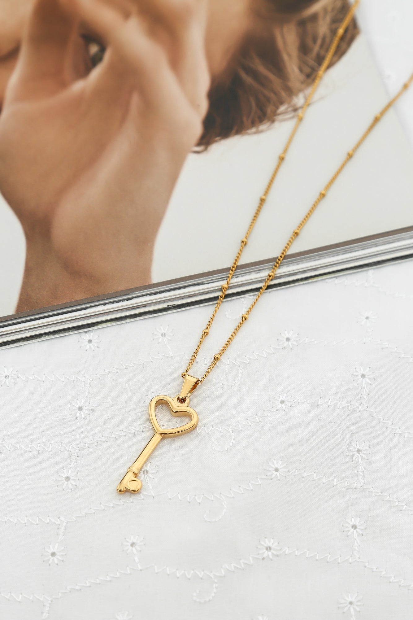 Key Features Necklace Gold