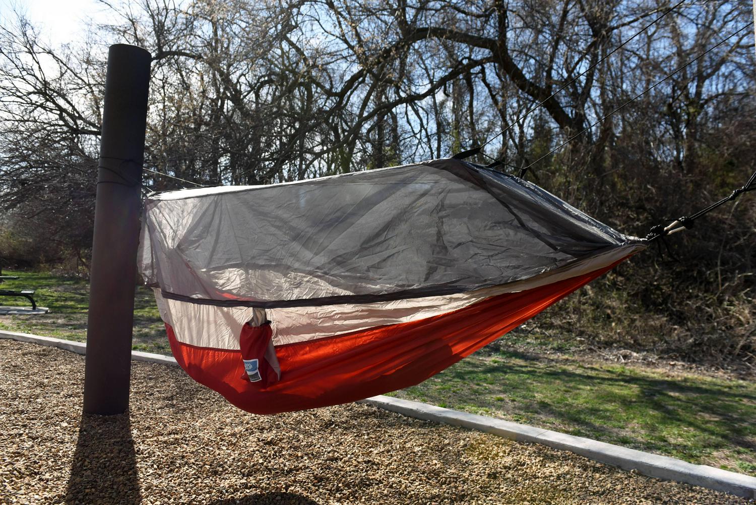 Equip Nylon Mosquito Hammock with Attached Bug Net， 1 Person Red and Taupe， Open Size 115 L x 59 W