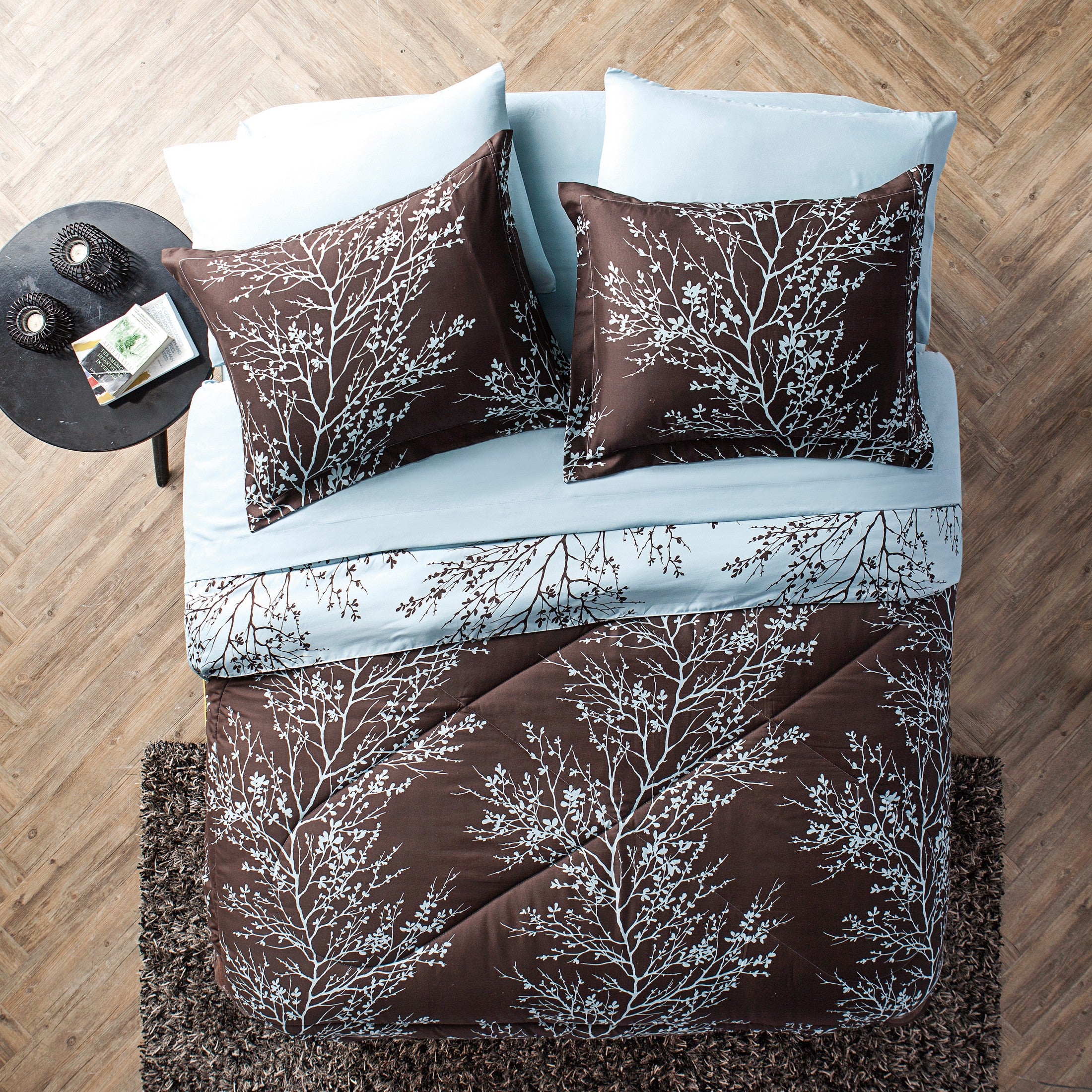 VCNY Home Leaf 8-Piece Blue/Chocolate Branch Polyester Reversible Bed in a Bag， King