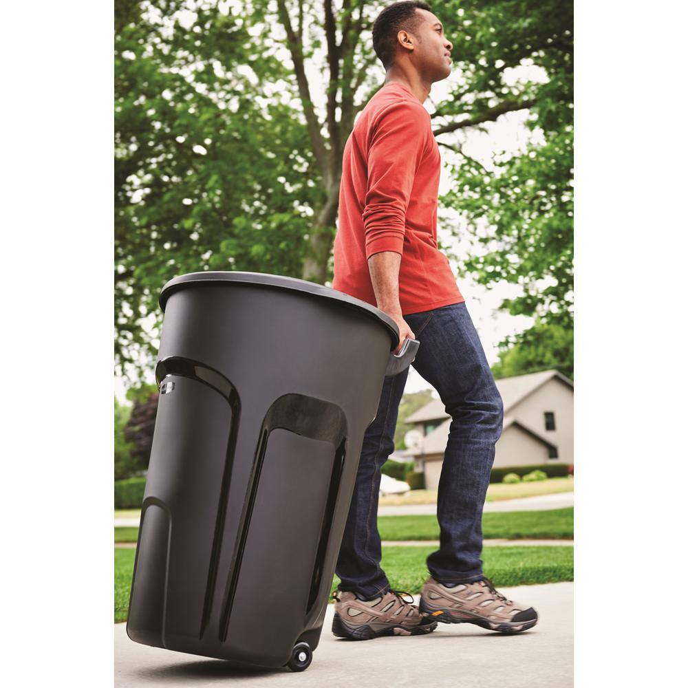 Rubbermaid Roughneck 32 Gal. Easy Out Wheeled Trash Can in Black with Lid 2012264