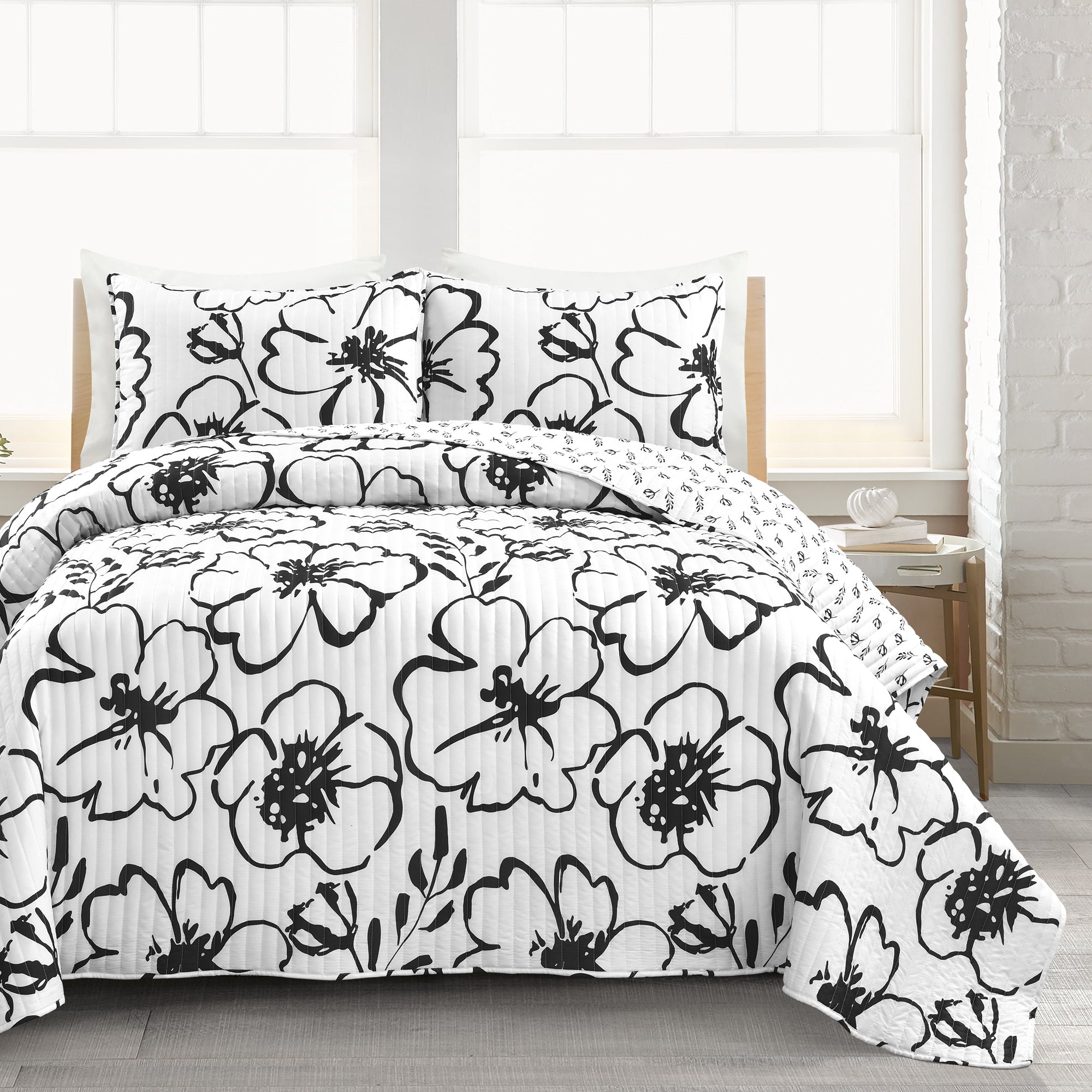 Scandinavian Floral Quilt 3 Piece Set