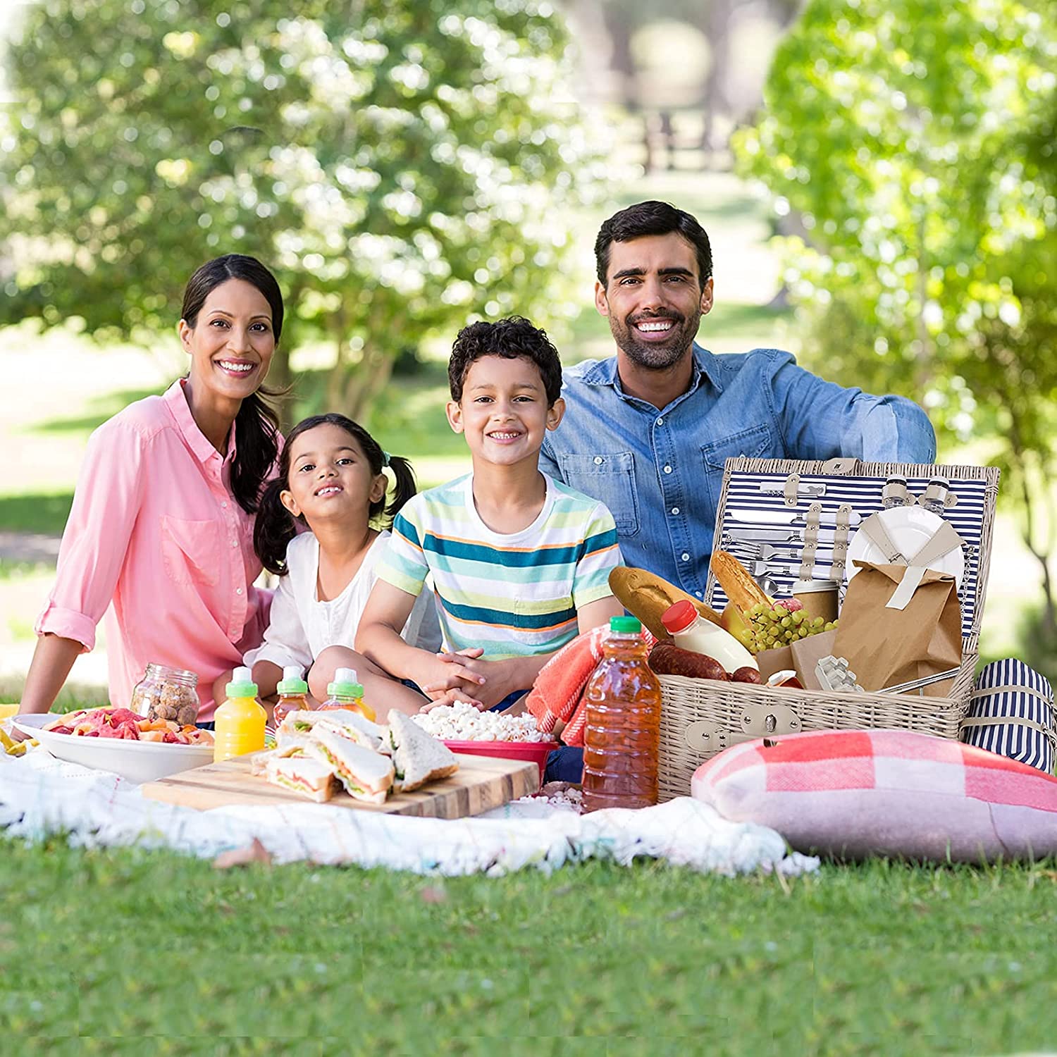 Picnic Basket for 4 Persons， Wicker Picnic Hamper Set with Waterproof Picnic Blanket， Cutlery Service Kit for Camping， Outdoor， Chirtmas， Thanks Giving， Birthday