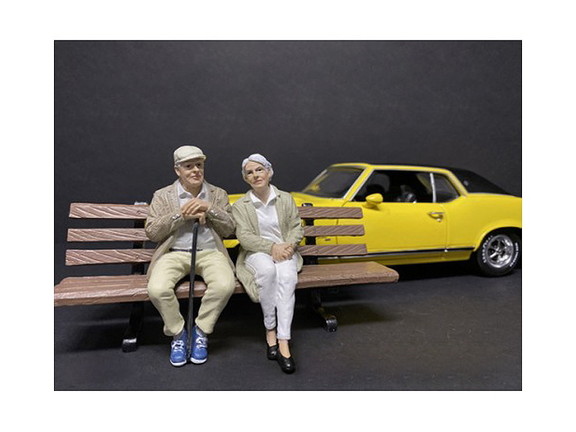 American Diorama 38234 38235  Sitting Old Couple 2...