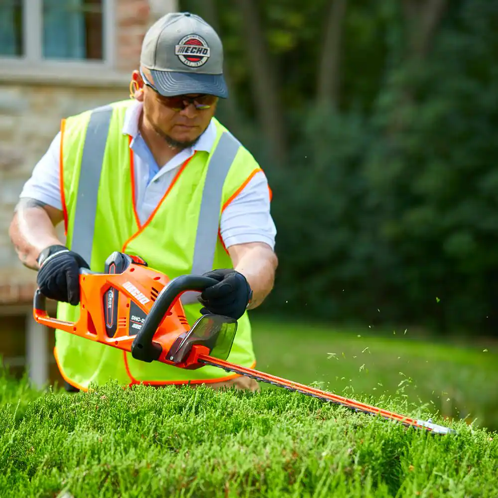 ECHO DHC-2300C1 eFORCE 56V Cordless Battery Hedge Trimmer with 2.5Ah Battery and Charger