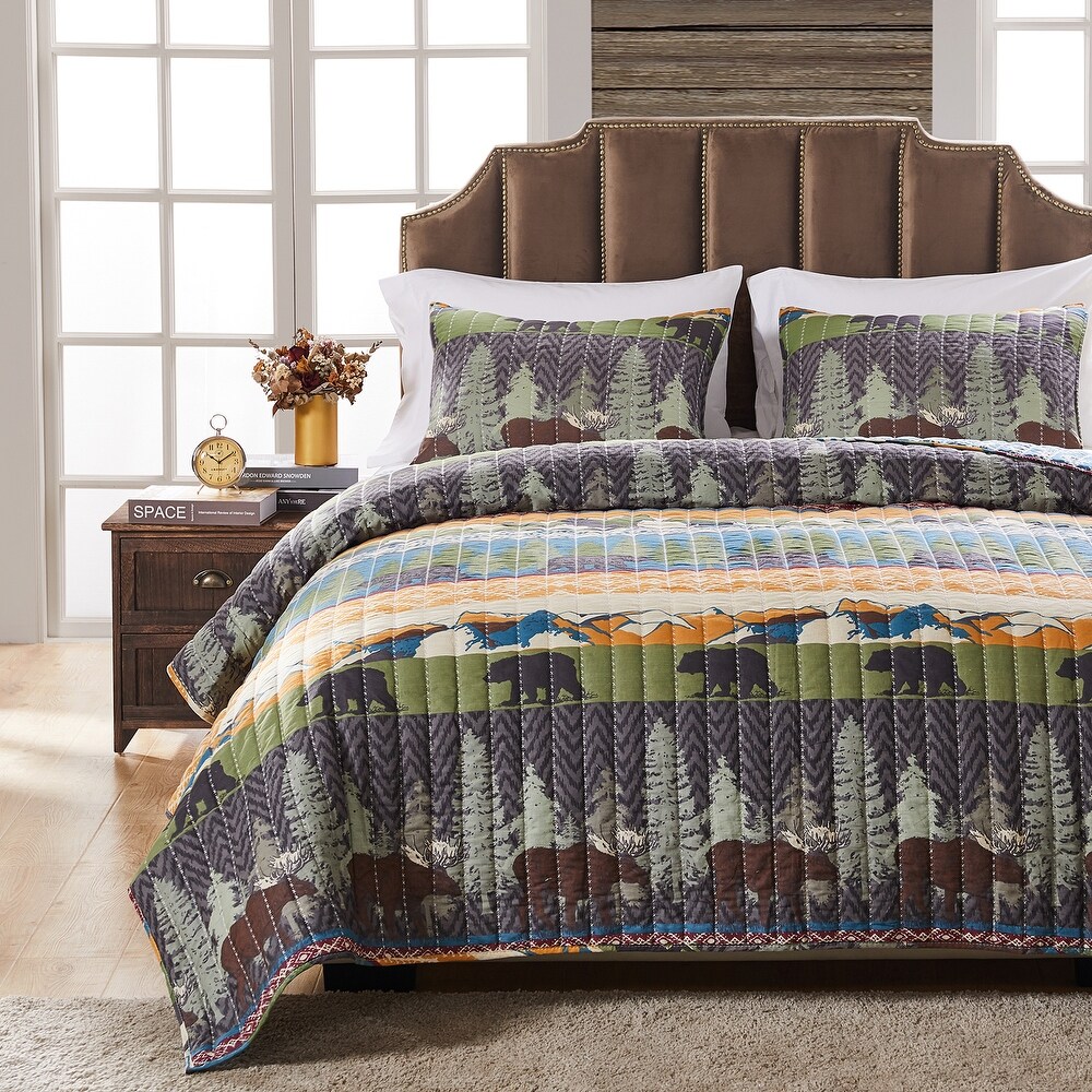 Greenland Home Black Bear Lodge Quilt and Pillow Sham Set