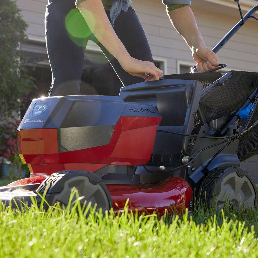 Toro 21326 21 in. Recycler SmartStow 60-Volt Brushless Cordless Battery Walk Behind Self-Propelled Mower - 5.0 Ah Battery and Charger