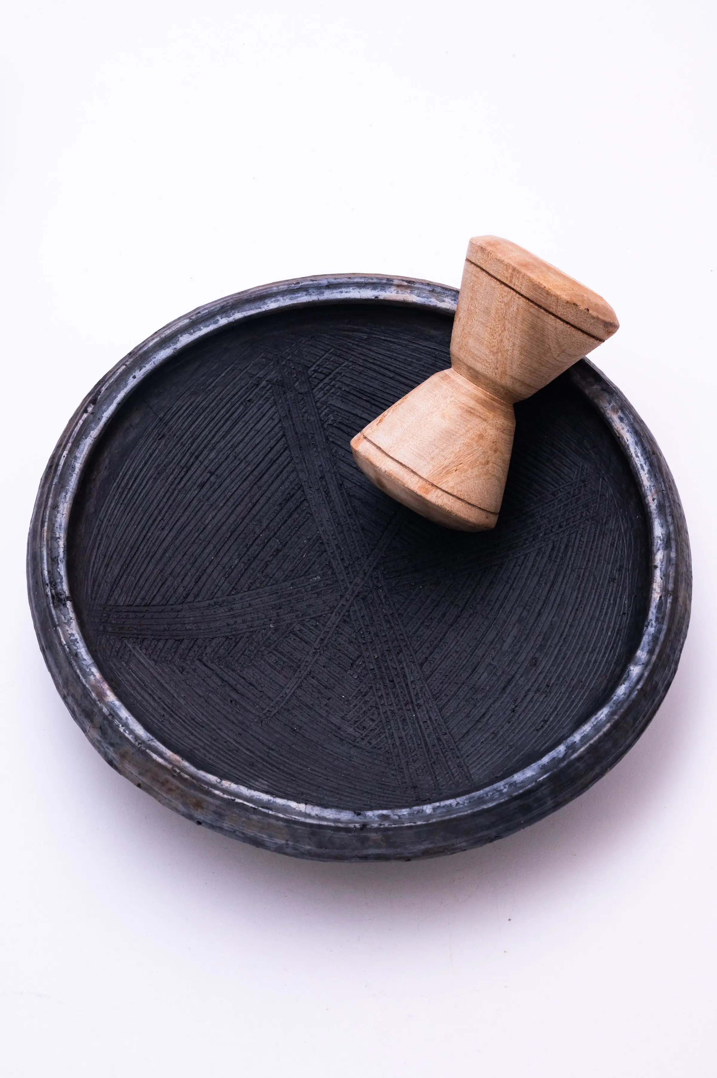 African Delights Asanka Traditional Pot with a Wooden Grinder， Black