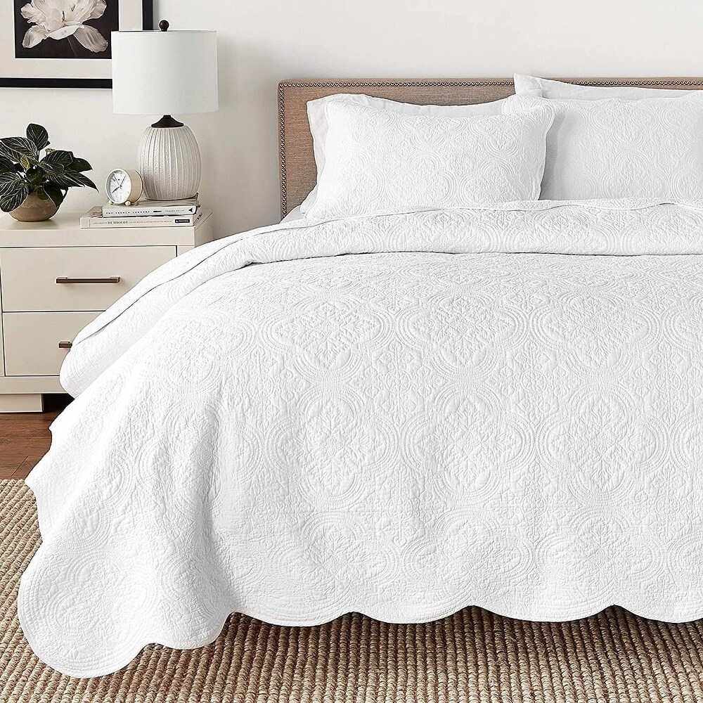 Blantyre Scalloped Edge White Cotton 3 piece Oversized Quilt Bedding Set