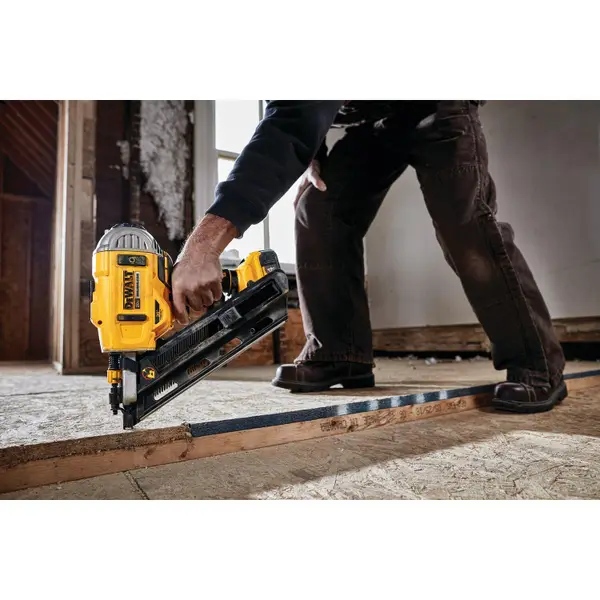 DEWALT 20V MAX* Cordless 30  Paper Collated Framing Nailer Kit