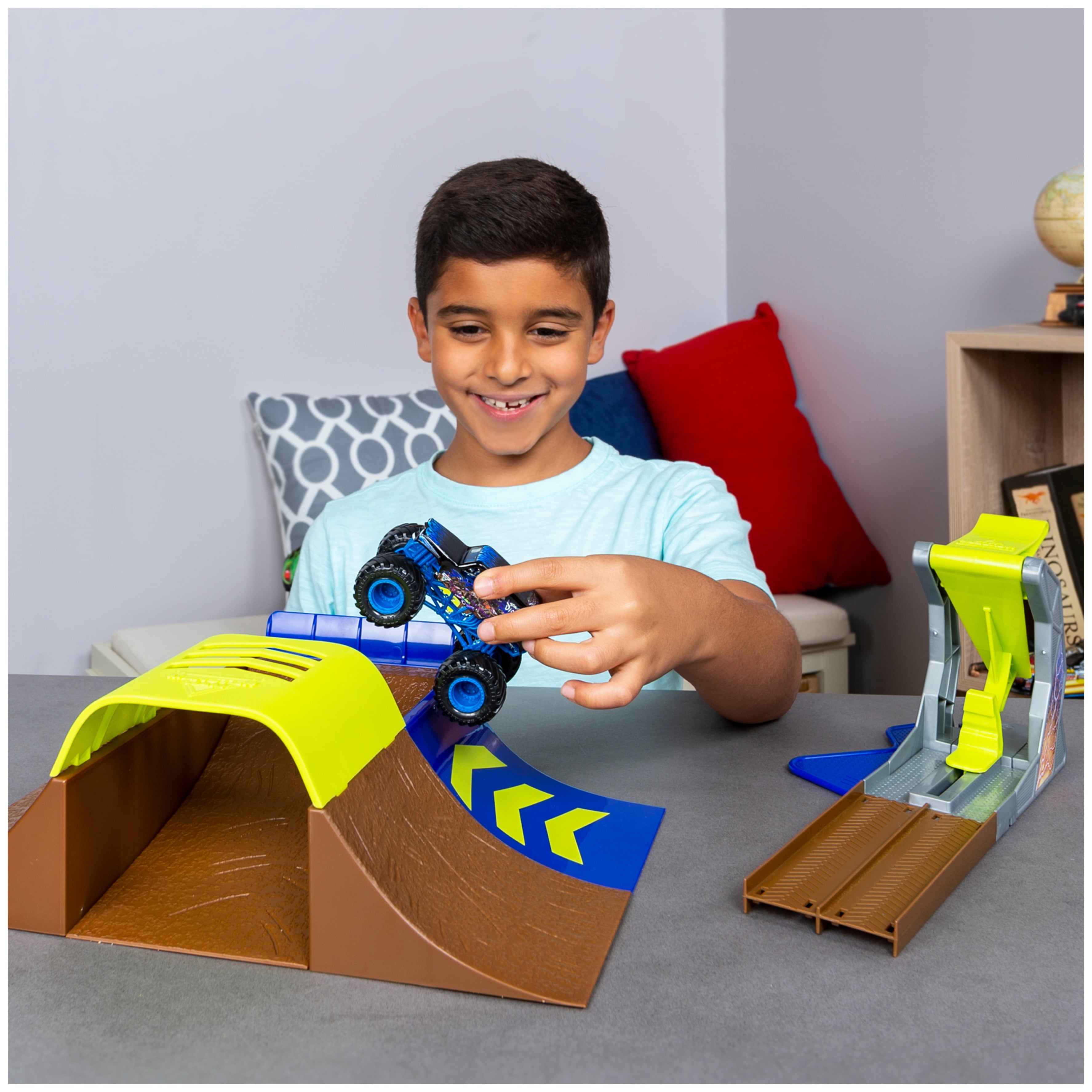 Monster Jam， Official Champ Ramp Freestyle Playset Featuring Exclusive 1:64 Scale Die-Cast Son-uva Digger Monster Truck， Kids Toys for Boys