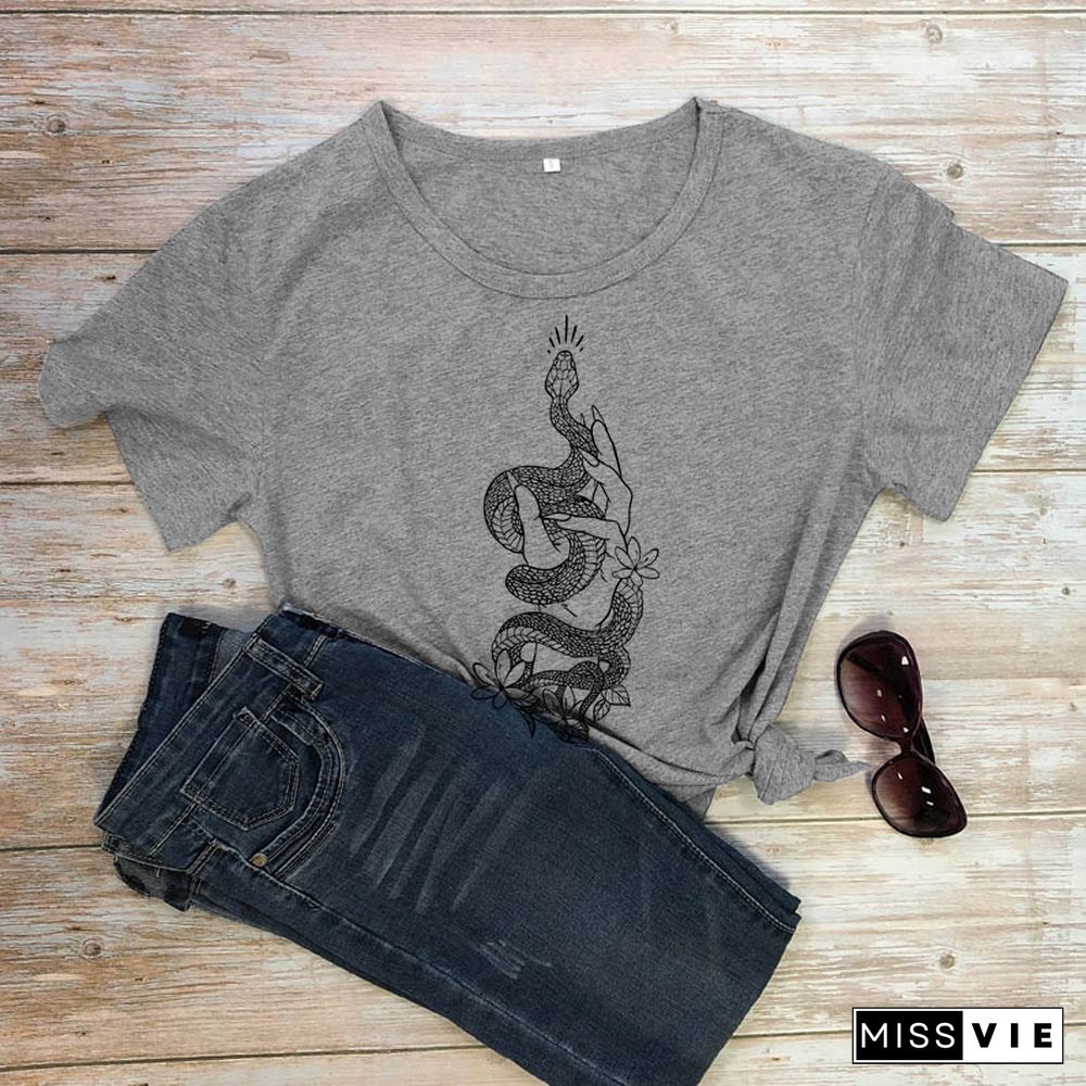 Gothic Hand With Snake T-shirt Mystical Witchy Woman Tshirt Aesthetic Spiritual Boho Witch Tee Shirt Top