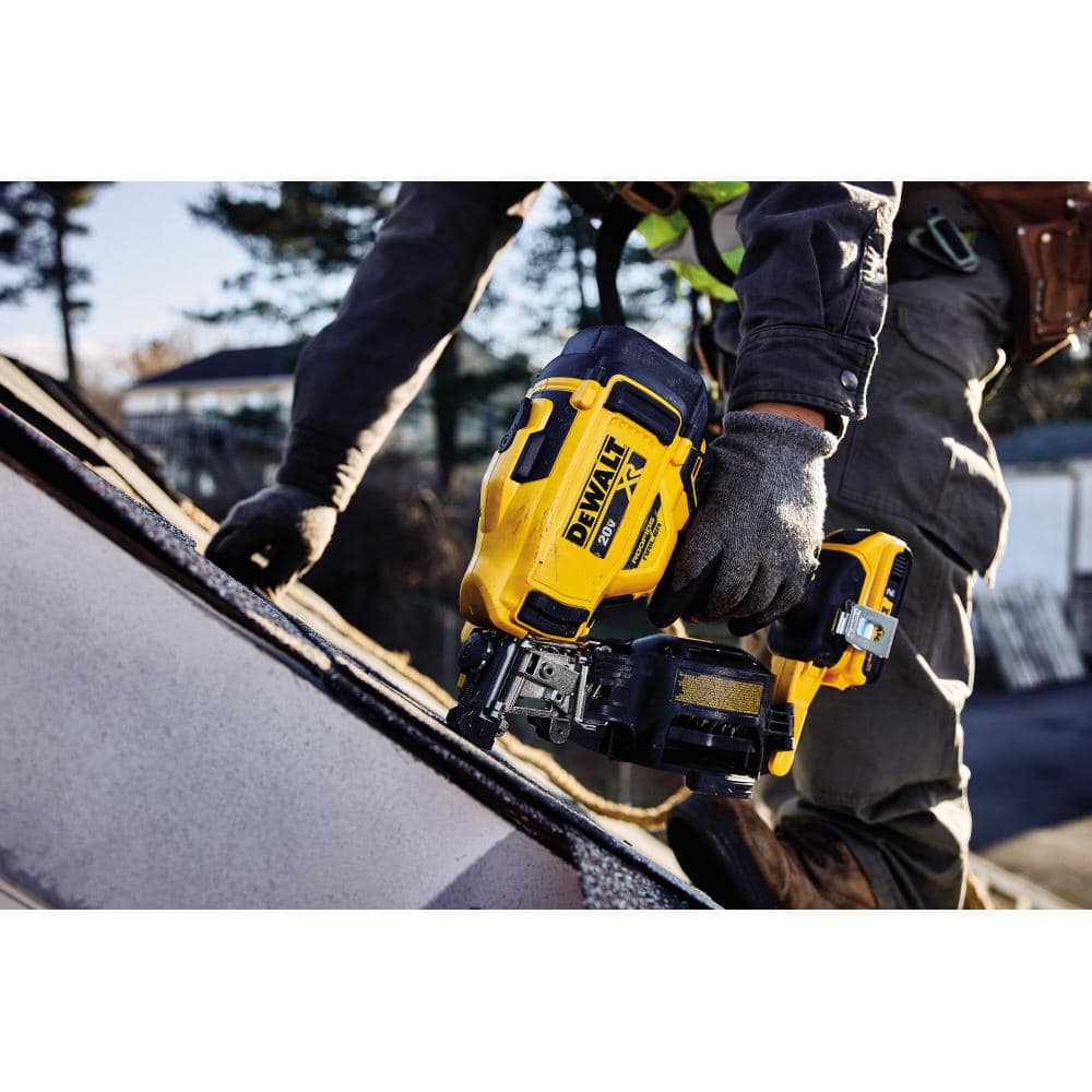 DEWALT 20V MAX Lithium-Ion 15-Degree Cordless Roofing Nailer Kit with 2.0Ah Battery Charger and Bag DCN45RND1