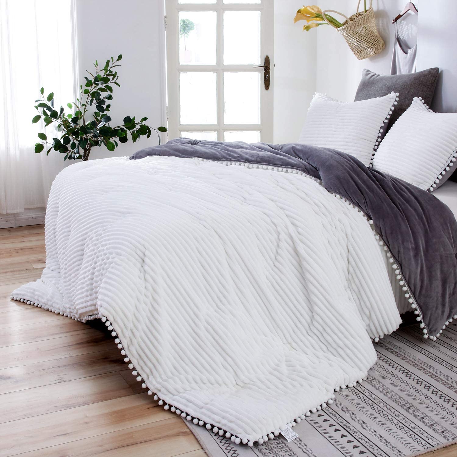 GOHOME Comforter Set ， 3pcs Reversible Velvet Shaggy Bedding Sets Fluffy Striped Flannel Comforter with 2 Pillow Shams White Gray Patchwork Quilt for Winter Christmas New Year， Queen Size 90