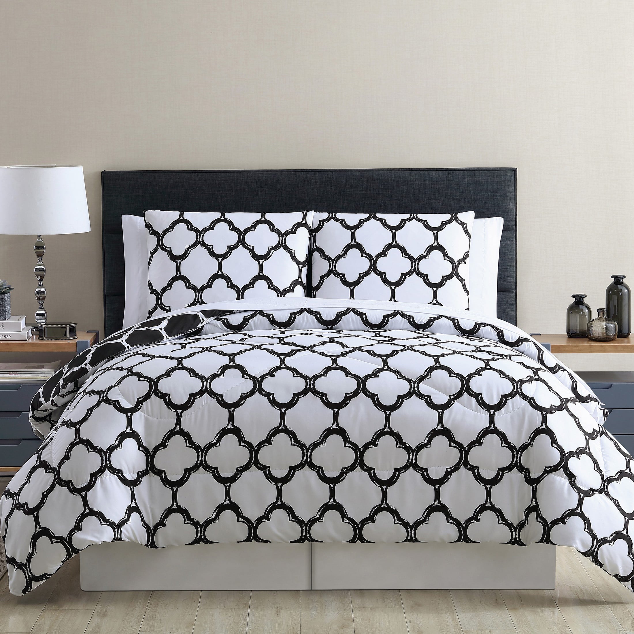 VCNY Home Galaxy 8-Piece Black Quatrefoil Polyester Bed in a Bag， King - Reversible