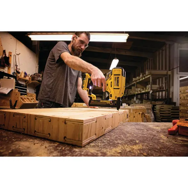 DEWALT 20V MAX XR 18 Gauge Narrow Crown Stapler