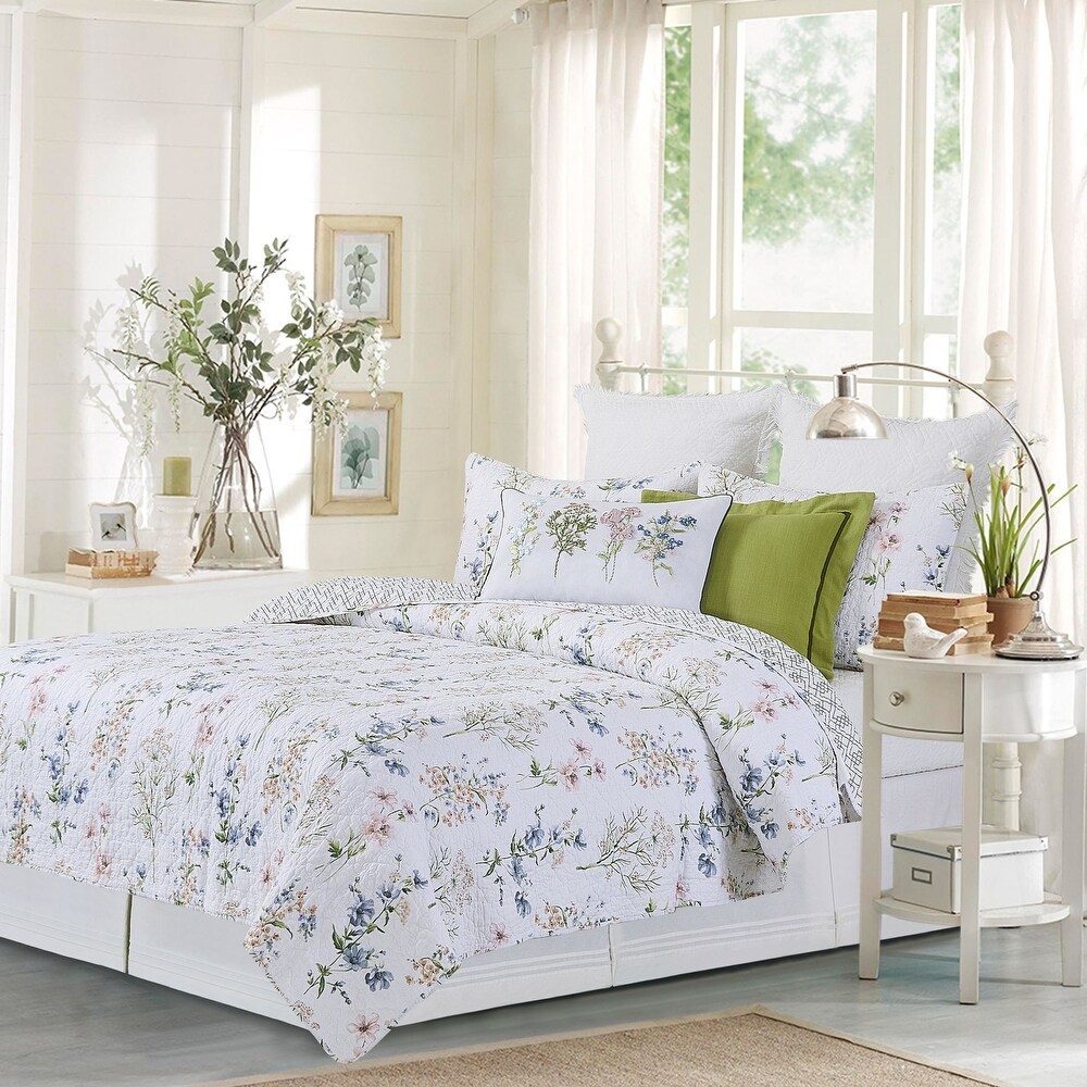 Cynthia Bedding Quilt Collection