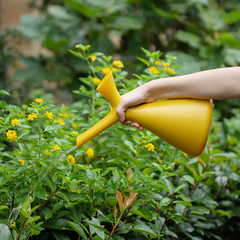 1.5L plastic watering cans  garden watering can for flower household colorful  watering pot