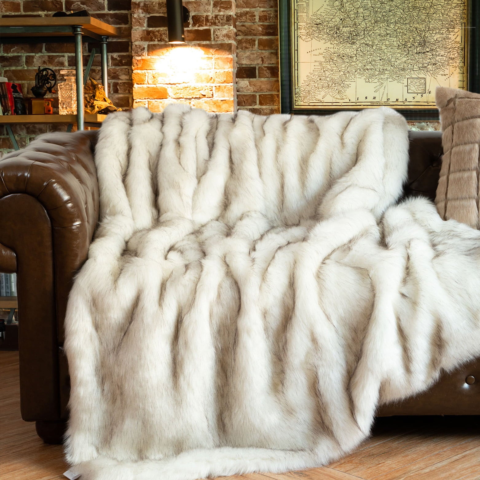 Battilo Luxury White Faux Fur Blanket for Bed， Extra Large Super Soft Fluffy Cozy Fall Thick Warm Faux Fur Throw Blankets for Couch， Bed Reversible to Plush Velvet (60