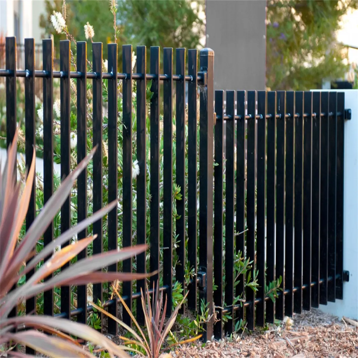 Sturdy and durable high end and high grade new outdoor garden fence