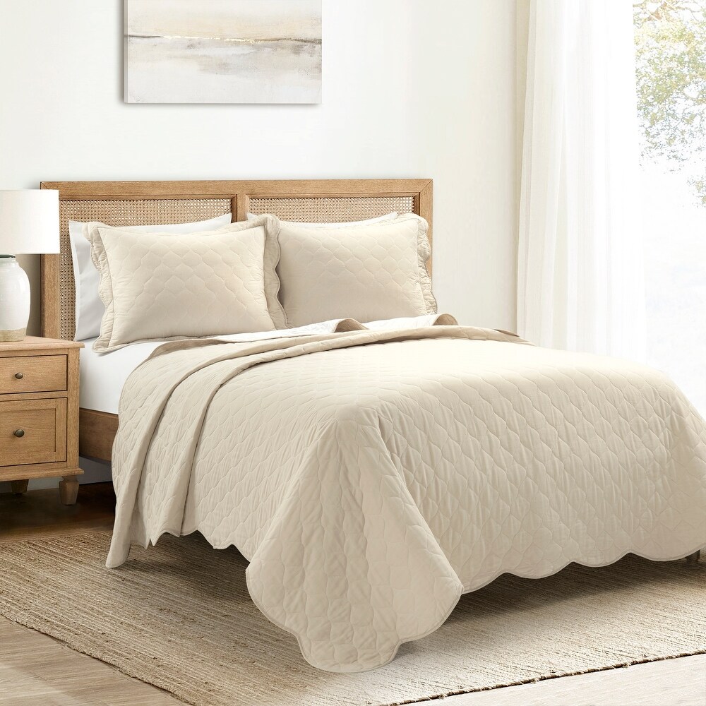 Lush Decor Coastal Chic Scallop Edge Reversible Quilt