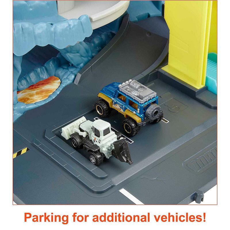 Matchbox Cars Playset with 164 Scale Toy SUV， Volcano Escape with Lights and Sounds