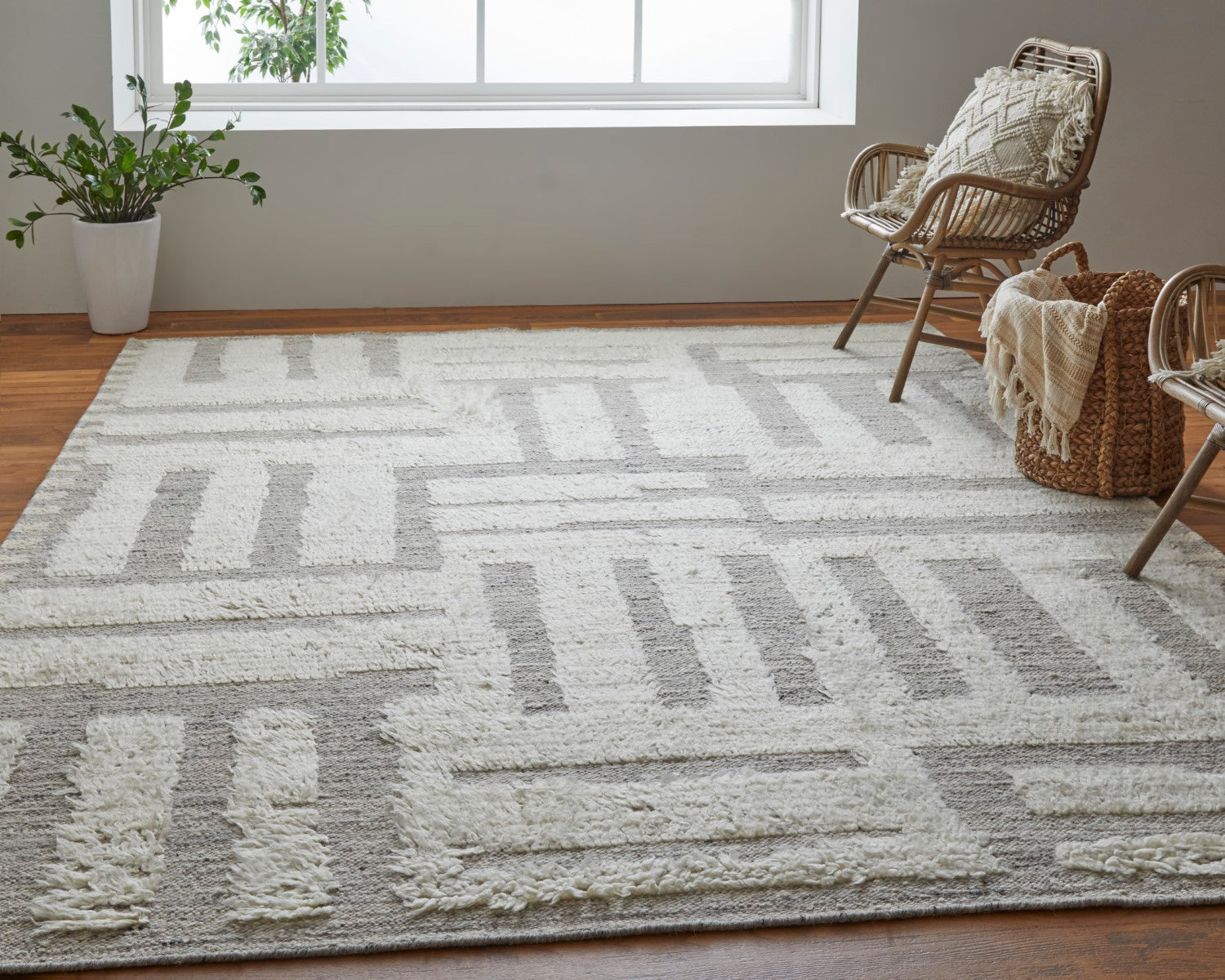 Saena Linear Hand Woven Ivory / Gray Rug