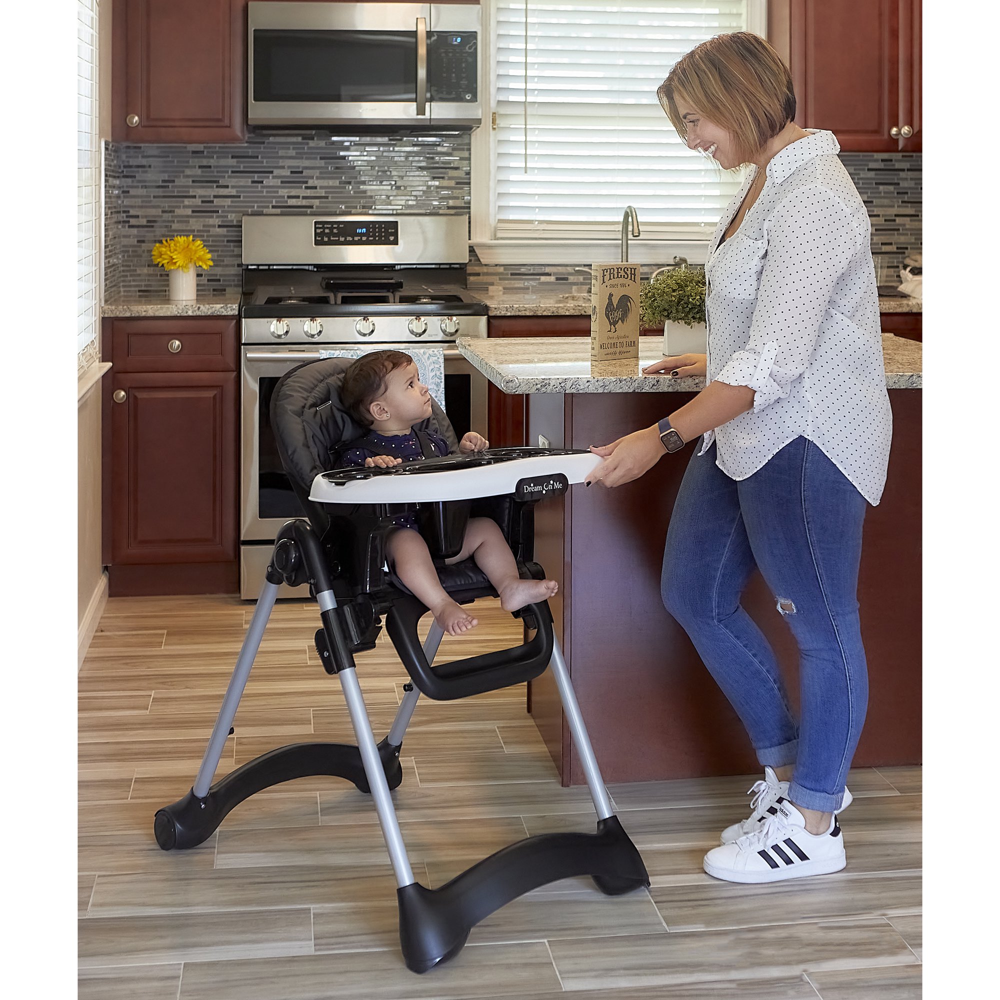 Dream On Me Solid Times High chair， Compact and Sleek High Chair， In Black