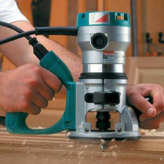 Makita 2-14 HP Router Kit with Plunge Base RF1101KIT2