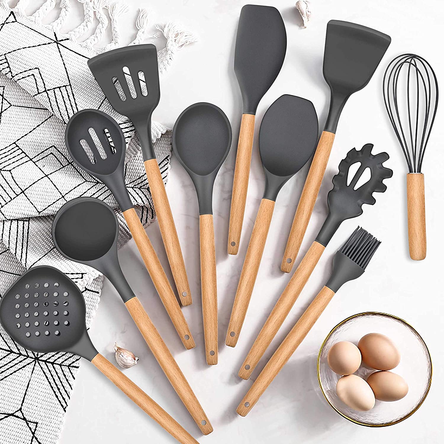 30 pieces of kitchen cooking utensils and brackets