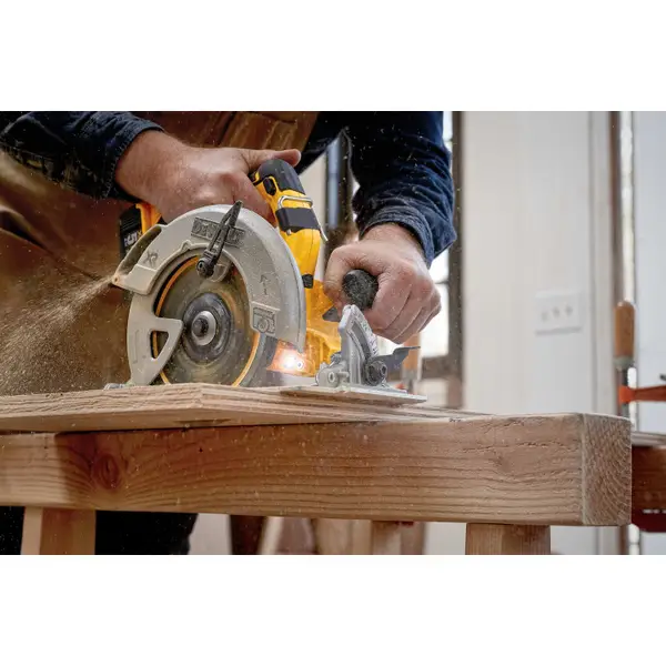 DEWALT 20V MAX 7-1/4 in. Brushless XR Circular Saw Kit