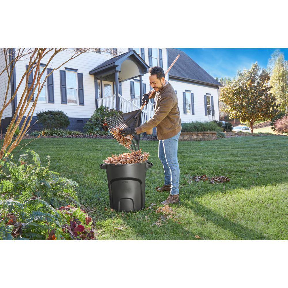 Rubbermaid Roughneck 20 Gallon Black Vented Outdoor Trash Can with Lid 2181136