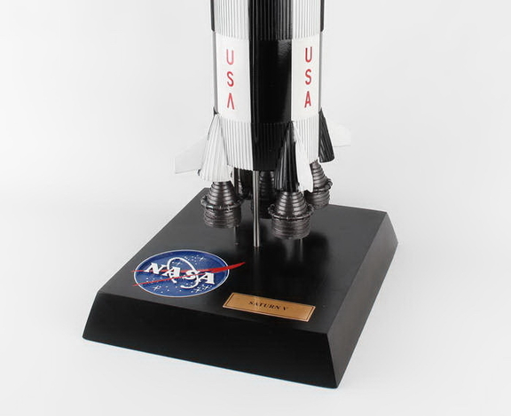 Executive Series Saturn V 1/100