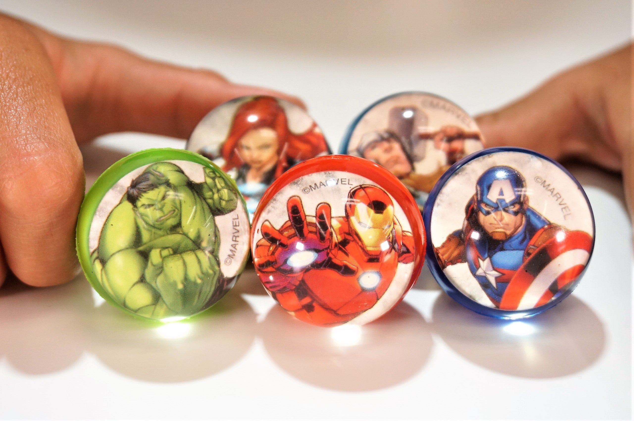 Marvel Avengers Bouncy Balls Superballs Super Hi Bounce 1.2 (4 Pack of 5 Balls) Hulk， Thor， Cap America and Fiends Fidget Balls Small Toys for Kids Prize Giveaways Gift Toy Birthday Supplies W-B-6805-4