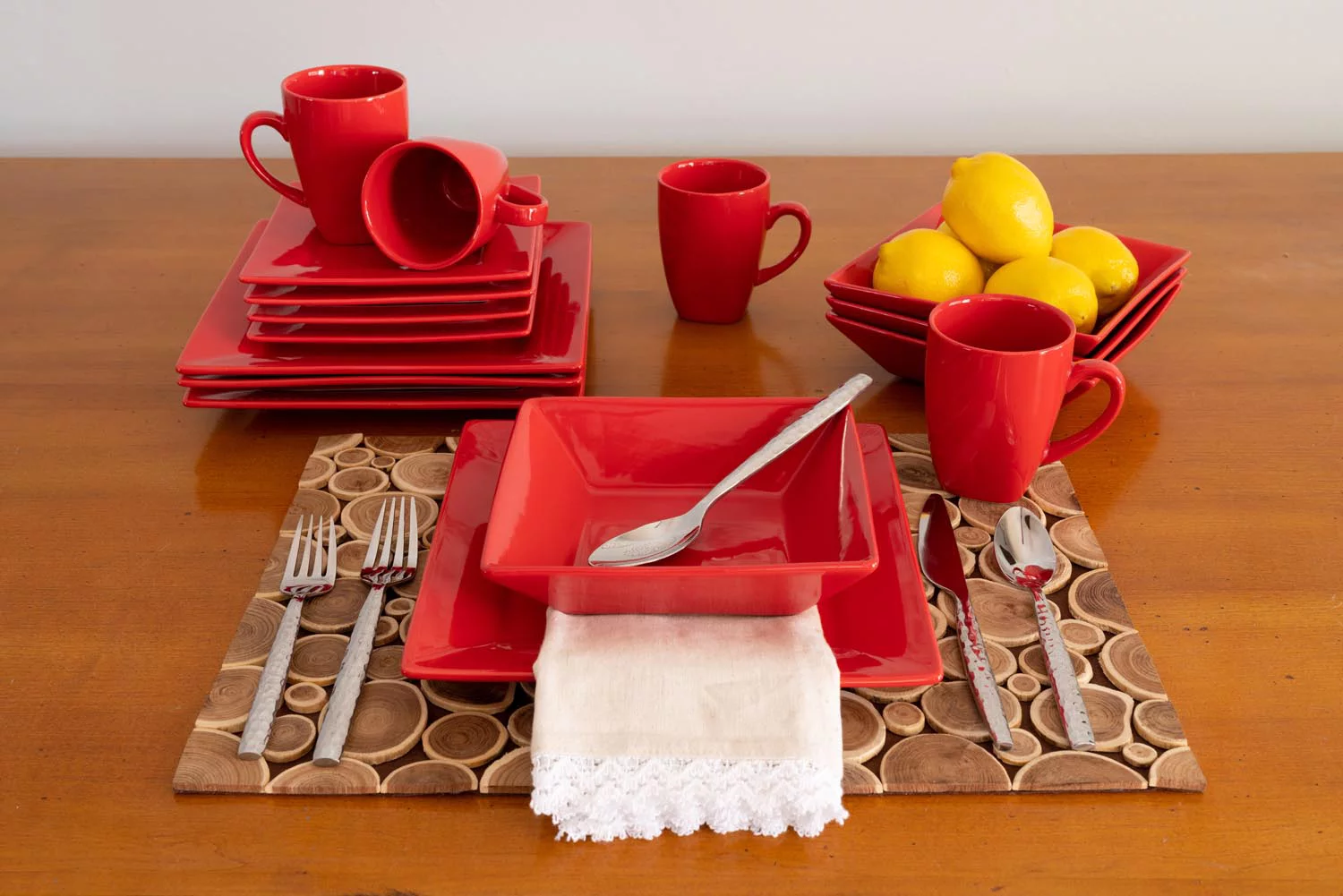 10 Strawberry Street Nova Square 16-Piece Stoneware Dinnerware Set， Red