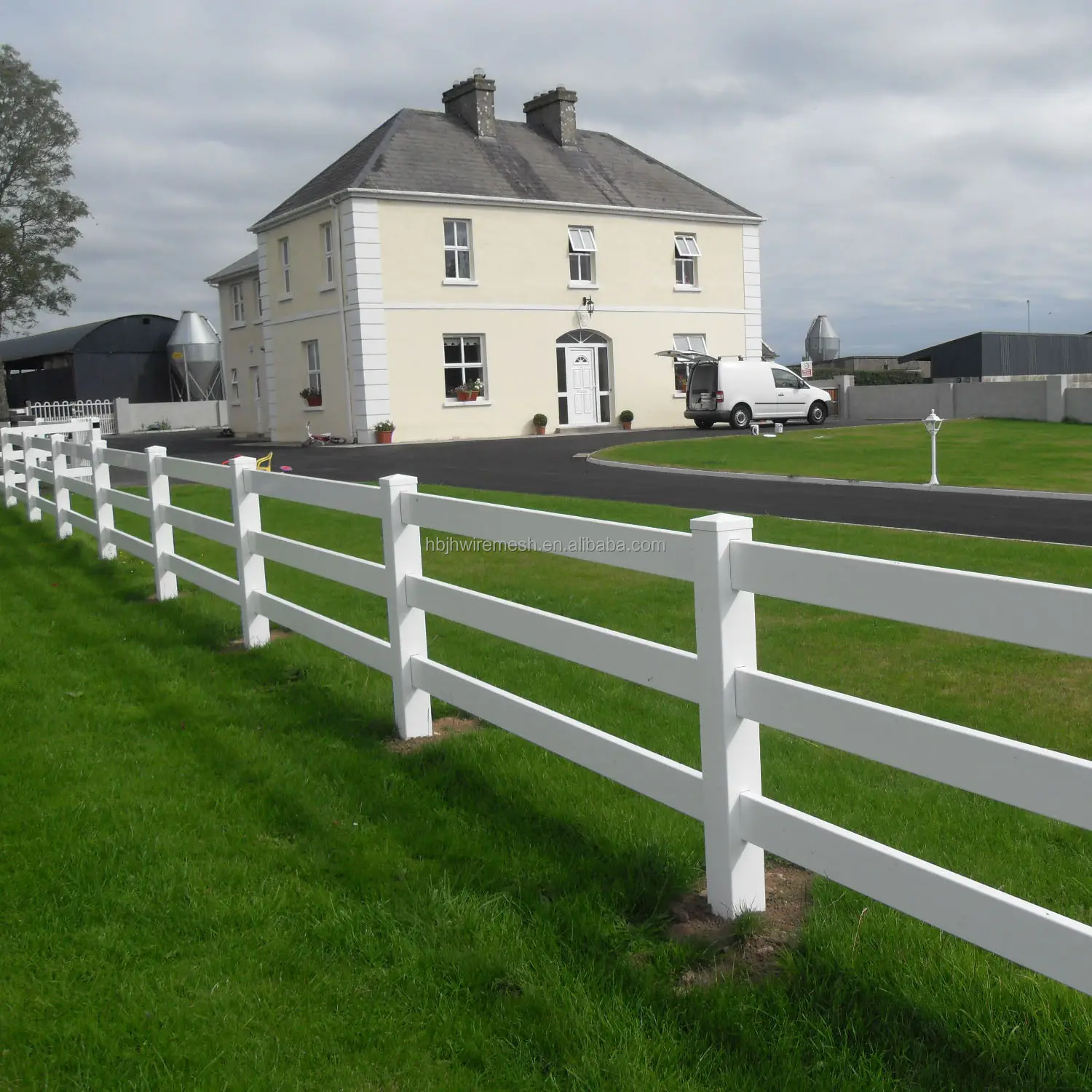 China Supplies Low Cost UV Resistant Racecourse PVC Horse Fence With Gates